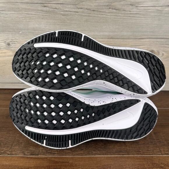 Nike Air Winflo 10 White Black Emerald Rise FN7106 100 Womens Size 7.5 - Picture 4 of 4
